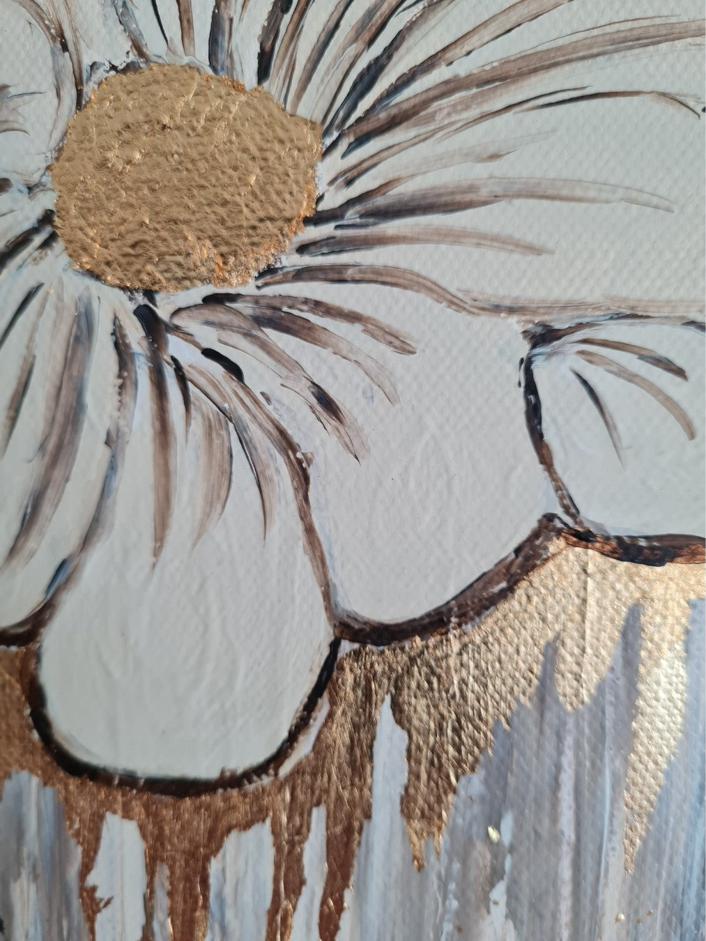 Quadratisches Acrylgemälde mit weißen Blüten auf dunklem Grund. Goldene Akzente in den Blüten und am unteren Bildrand. Tropfende Farbeffekt unter den Blüten.