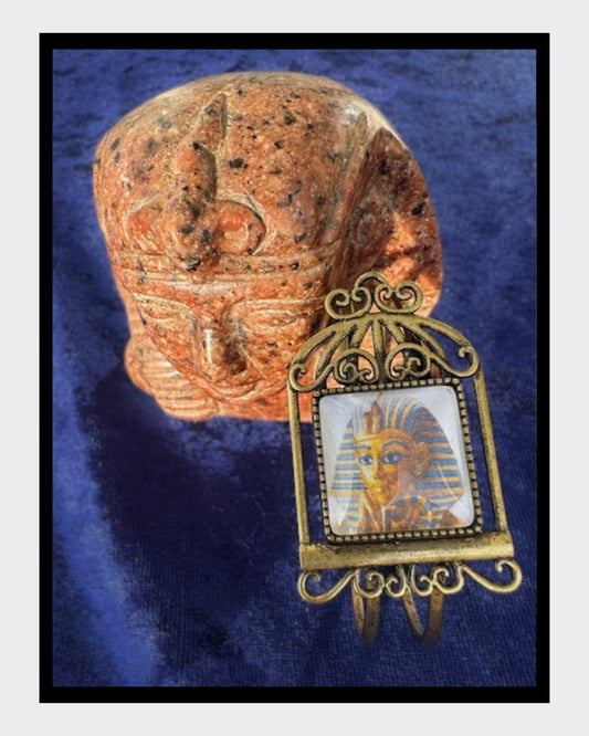 Einzigartiges Schmuckstück mit einem Cabochon, der das beeindruckende Antlitz eines Pharaos zeigt.