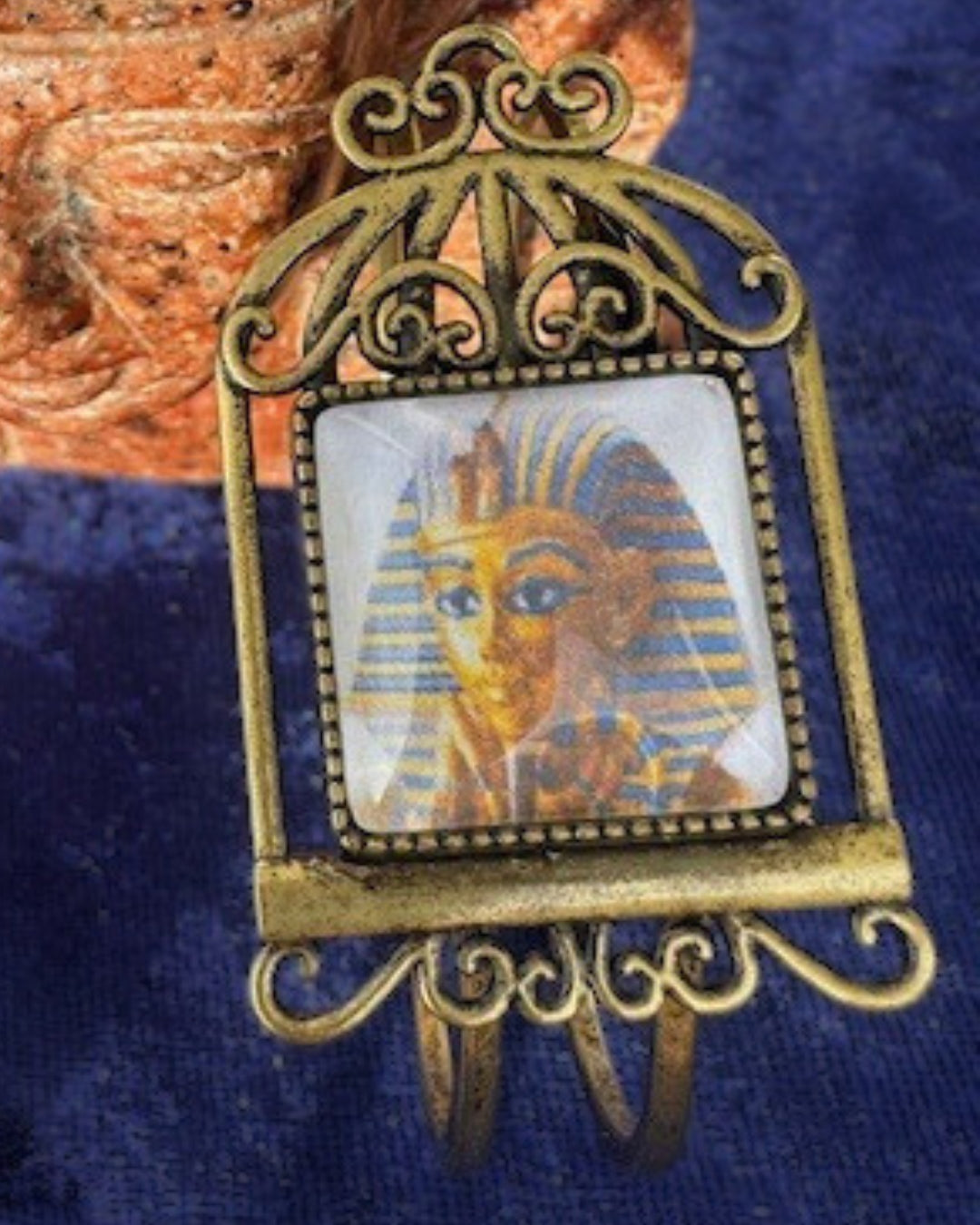 Einzigartiges Schmuckstück mit einem Cabochon, der das beeindruckende Antlitz eines Pharaos zeigt.