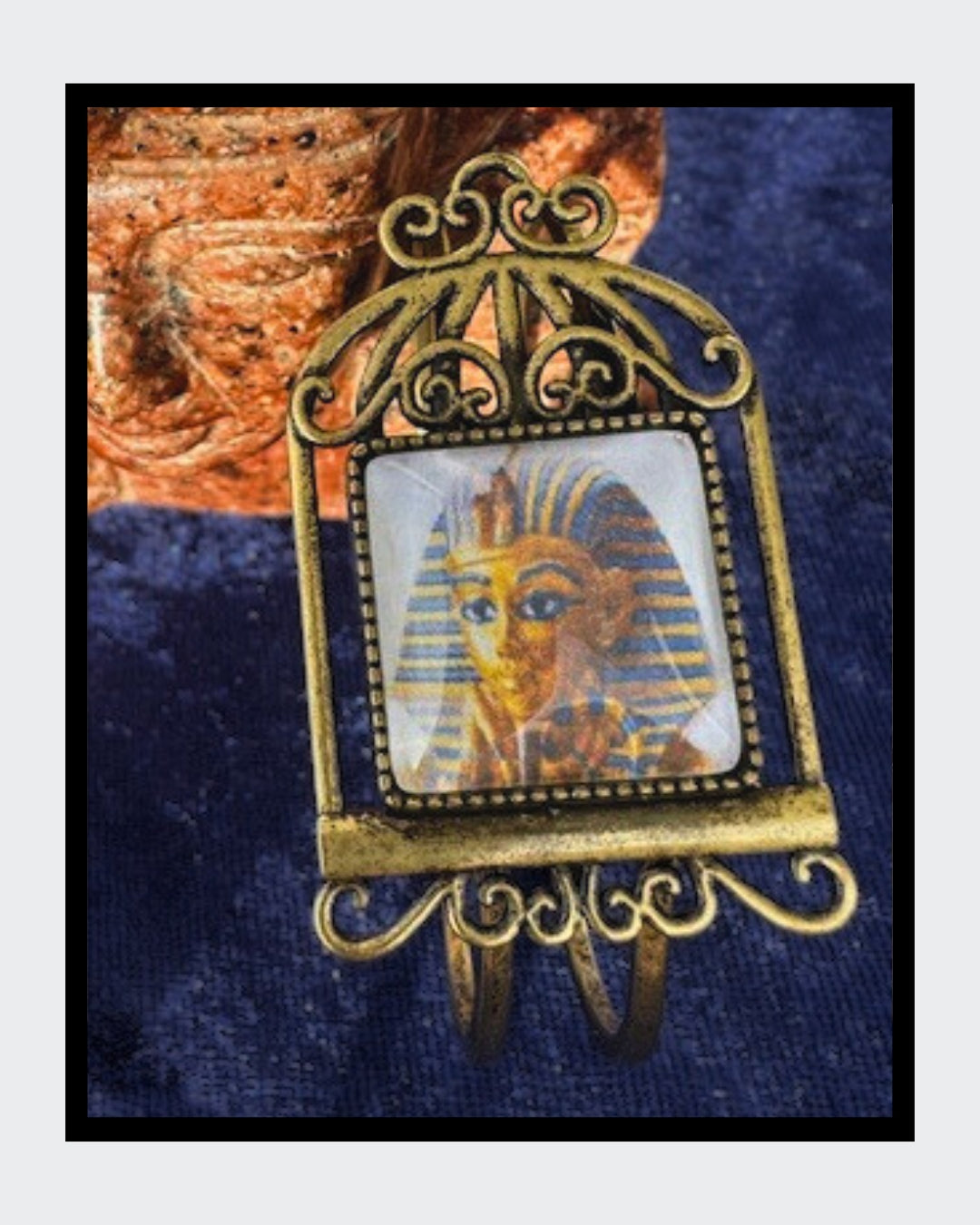 Einzigartiges Schmuckstück mit einem Cabochon, der das beeindruckende Antlitz eines Pharaos zeigt.