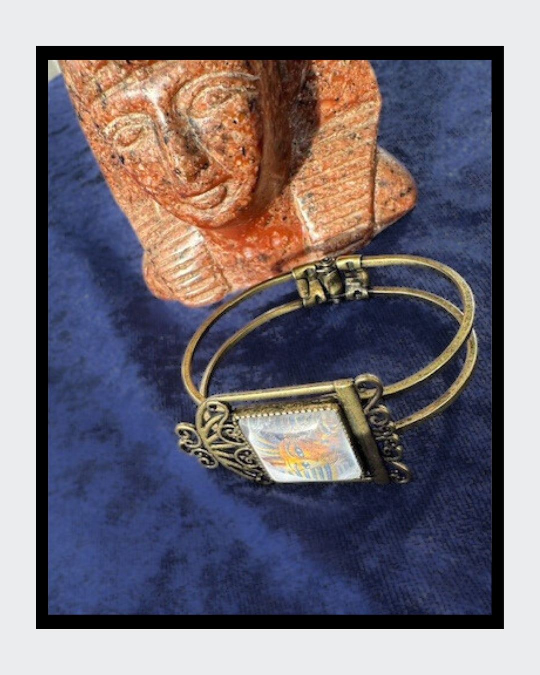 Einzigartiges Schmuckstück mit einem Cabochon, der das beeindruckende Antlitz eines Pharaos zeigt.