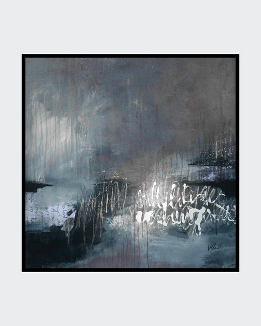 Abstraktes Gemälde in Grauabstufungen. In der Mitte des Bildes schlängelt sich ein heller, flussartiger Streifen nach oben. Das Werk erinnert an eine dynamische und bewegte Landschaft. Die Künstlerin Marlis G Schill verwendet eine Mischtechnik, wodurch eine interessante Oberflächenstruktur entsteht.