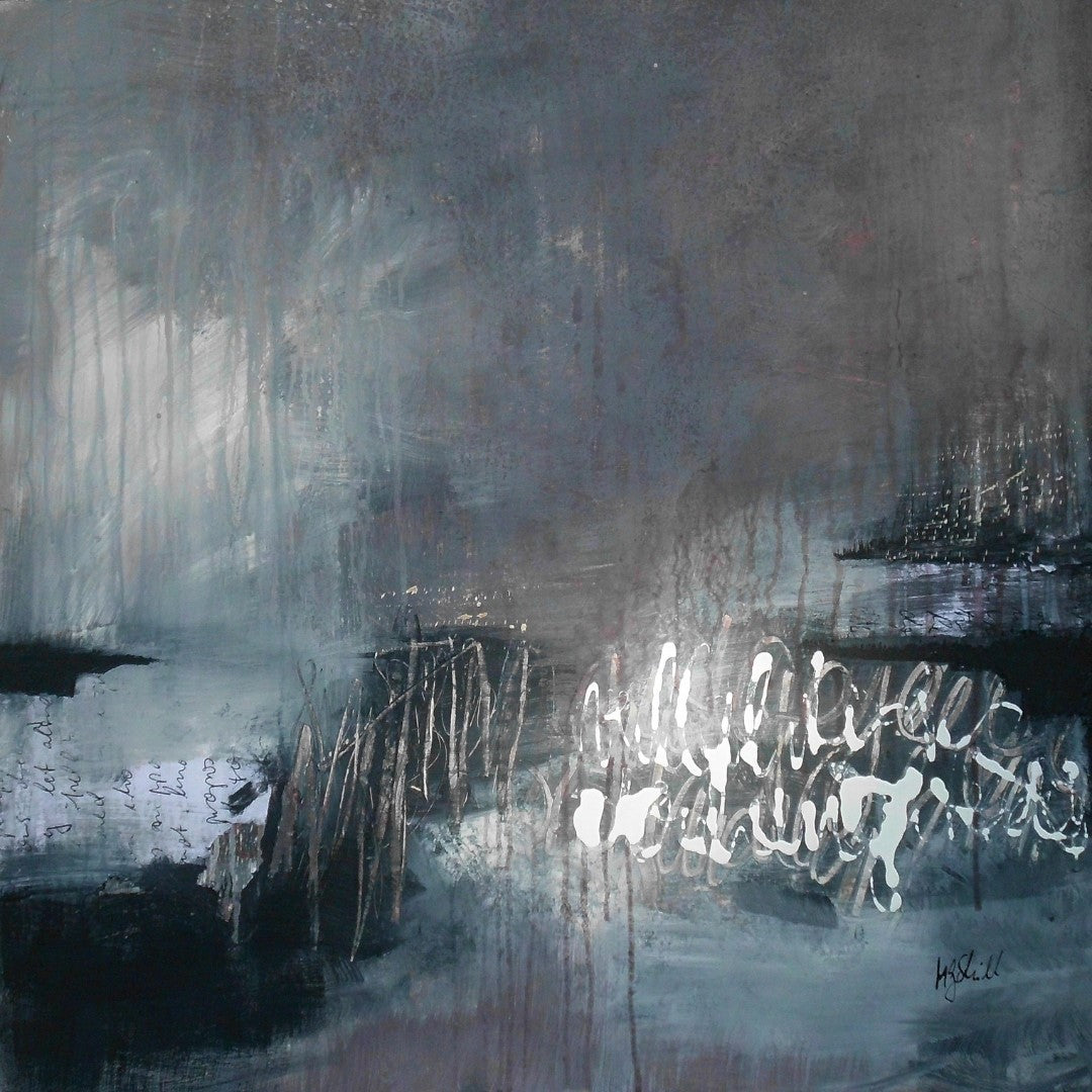 Abstraktes Gemälde in Grauabstufungen. In der Mitte des Bildes schlängelt sich ein heller, flussartiger Streifen nach oben. Das Werk erinnert an eine dynamische und bewegte Landschaft. Die Künstlerin Marlis G Schill verwendet eine Mischtechnik, wodurch eine interessante Oberflächenstruktur entsteht.