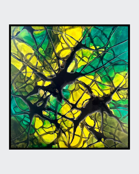 Abstraktes Acrylbild "Vernetzt 1" in den Maßen 100 x 100 cm, von Sabine Hoch-Himmighofen. Kräftige schwarze Linien, die an Zellstrukturen oder Äste erinnern, durchziehen einen leuchtend gelb-grünen Hintergrund. Die Farbübergänge sind fließend und wirken wie gefärbte Tinte oder Alkohol-Ink. Das zentrale Motiv ist eine dichte, netzartige Struktur aus schwarzen Linien, die sich über die leuchtenden, mosaikartigen Farbfelder spannt.