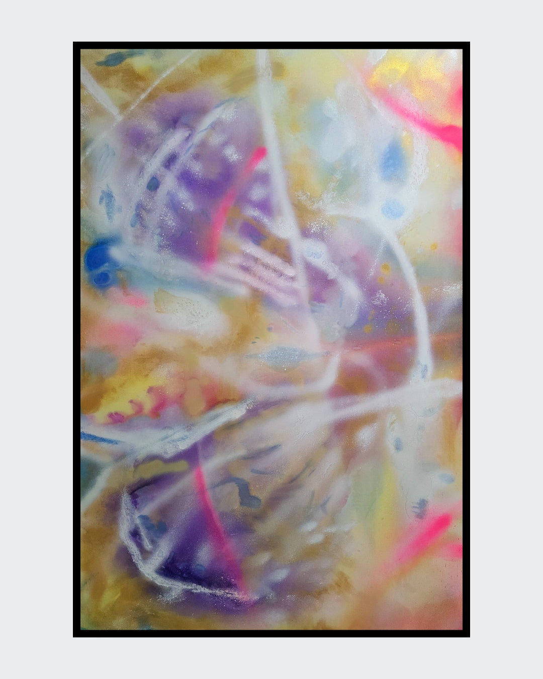 Großformatiges abstraktes Acrylgemälde "Diamant" von Sandra Conrad, dominiert von einer Mischung aus zarten Pastellfarben, Gold, Gelb und leuchtendem Pink. Die Fließtechnik erzeugt eine tiefgründige, dynamische Komposition mit hellen Lichtlinien.