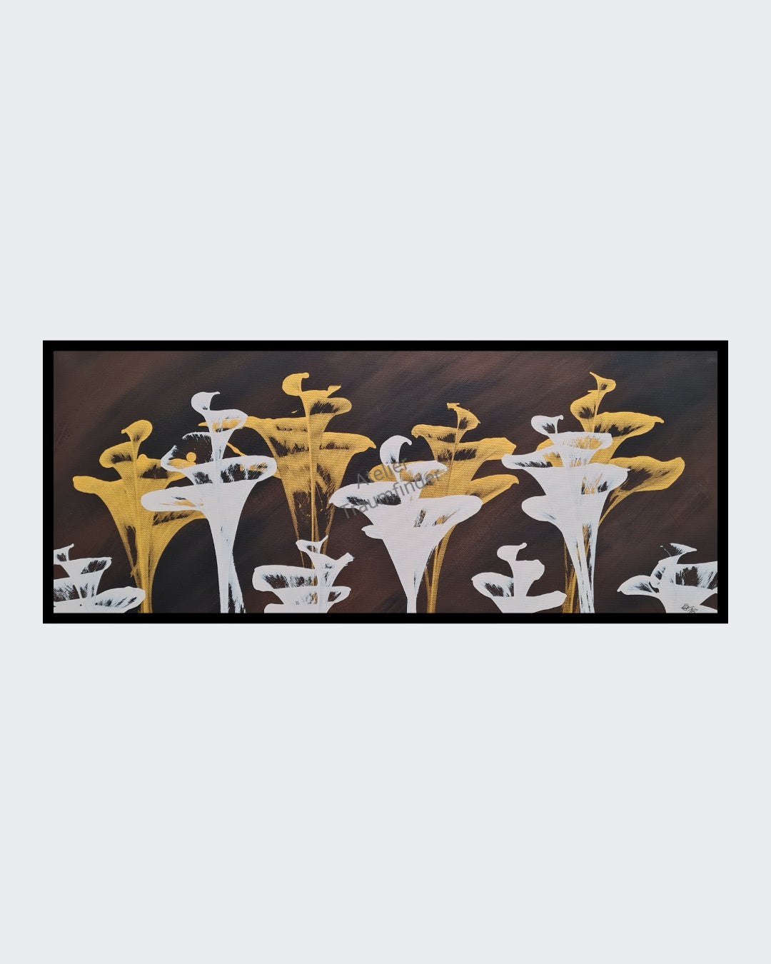 Querformatiges Acrylgemälde mit stilisierten goldenen und weißen Blüten auf dunklem Hintergrund. Tropfende Farbeffekt unter den Blüten. "Golden Flowers" von Esther Janssen.