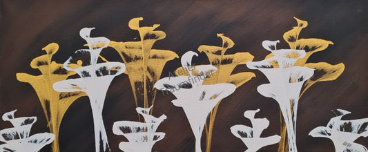 Querformatiges Acrylgemälde mit stilisierten goldenen und weißen Blüten auf dunklem Hintergrund. Tropfende Farbeffekt unter den Blüten. "Golden Flowers" von Esther Janssen. Moderne Acrylmalerei goldene Blumen.