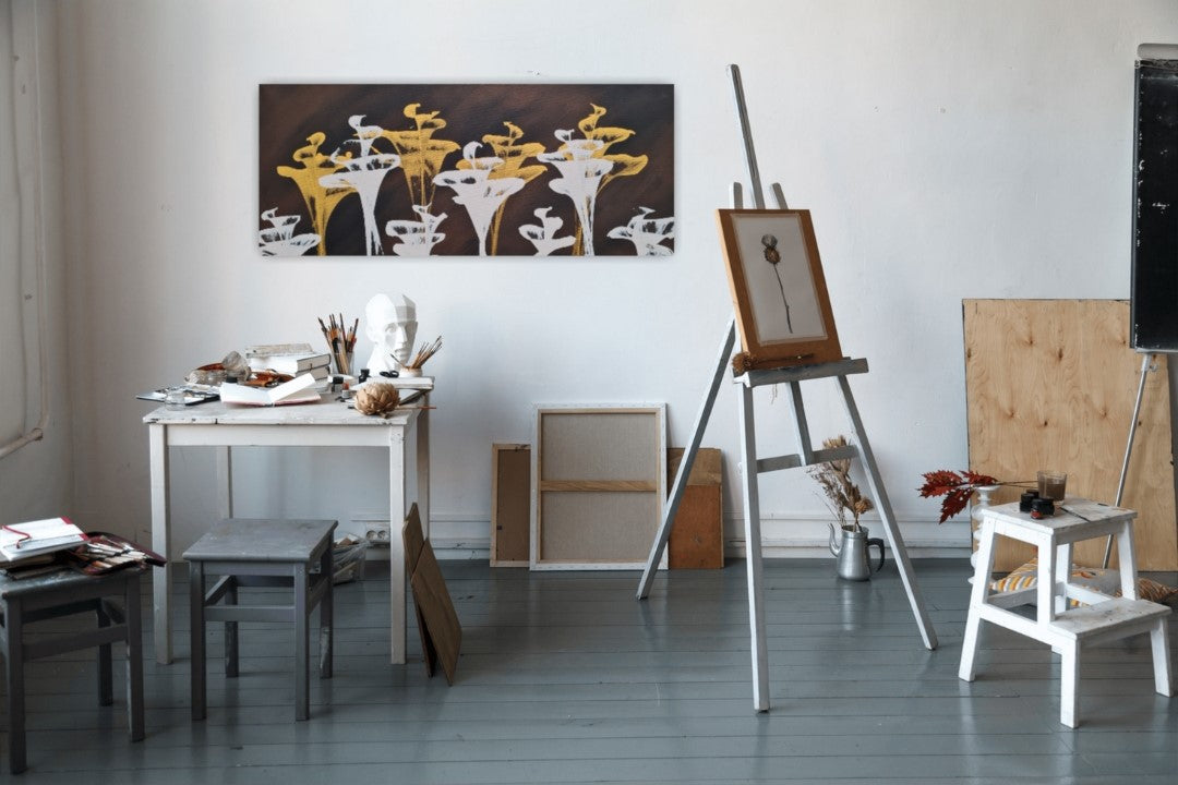 Querformatiges Acrylgemälde mit stilisierten goldenen und weißen Blüten auf dunklem Hintergrund. Tropfende Farbeffekt unter den Blüten. "Golden Flowers" von Esther Janssen.