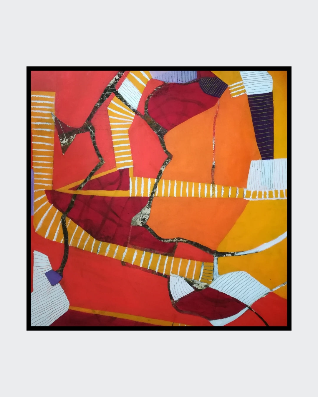 Abstraktes Gemälde in leuchtenden Farben mit dynamischen Formen. Das Werk erinnert an einen bunten, vielschichtigen Komplex. Die Künstlerin Marlis G Schill verwendet Ölfarben, um eine reiche Farbwirkung zu erzielen.