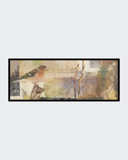 Zeitgenössische Collage "Buchfink" in Querformat (12x30x4cm) auf einer Box, aus handgefärbten Papieren und Stoffen mit Naturthema.