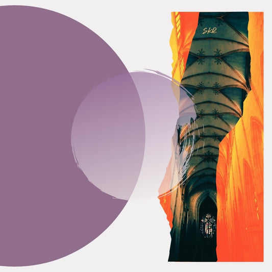 Digitales Fotokunstwerk "Fall" von Simone Kratzsch. Fragmentarische Ansicht eines gotischen Gewölbes mit markanten Rippen und einem Fenster am Ende, überlagert von abstrakten, transparenten violetten und hellvioletten Kreisen sowie einer organisch wirkenden, orangefarbenen Form am rechten Bildrand.