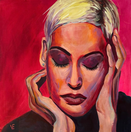 Emotionales Acrylgemälde "Mariza" von Susann Versteegen (FEMARTSPACE). Es zeigt eine blonde Frau mit geschlossenen Augen, die ihr Gesicht mit den Händen hält, dominiert von kräftigem Rot, Orange und Pink.