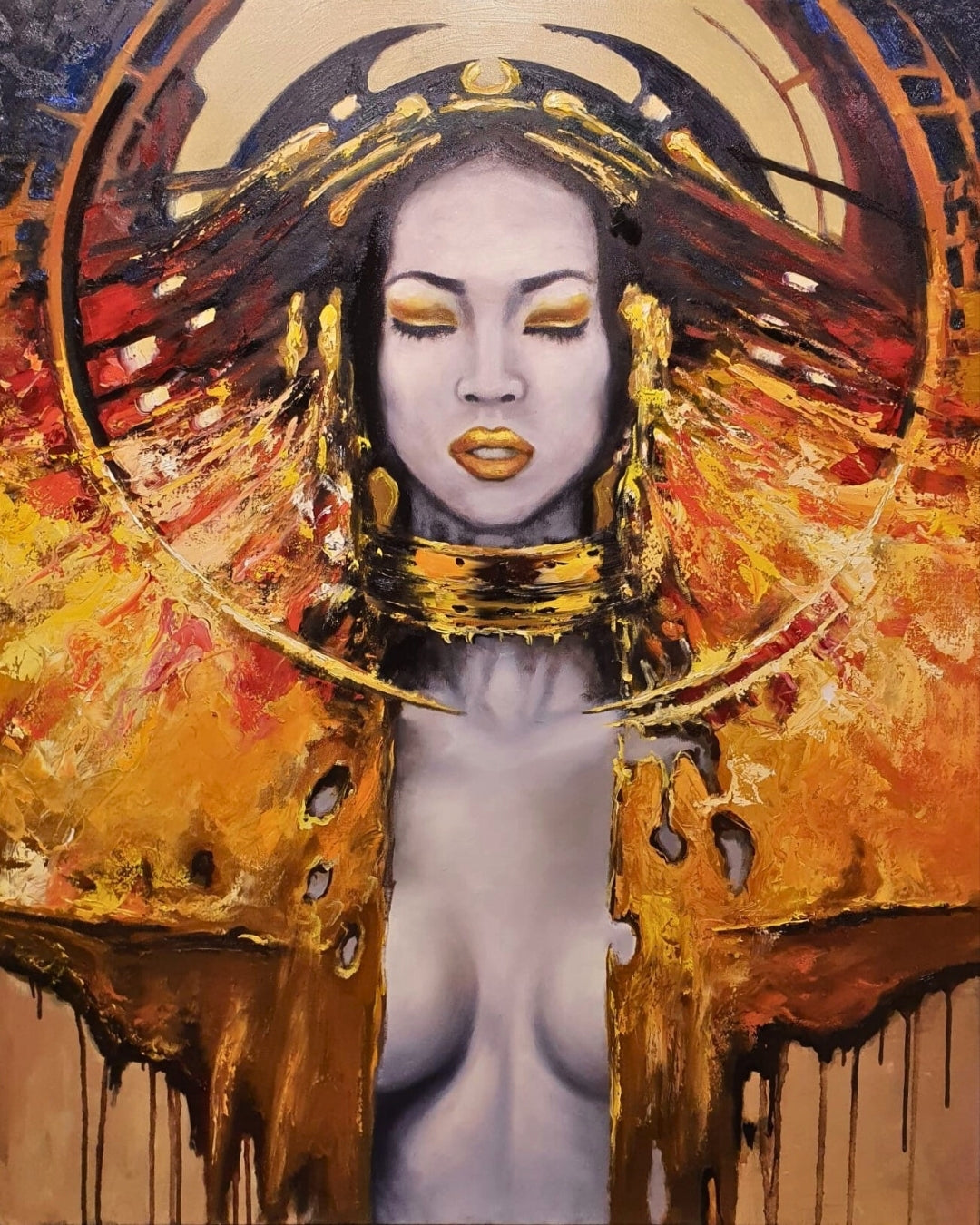 Ein ausdrucksstarkes Ölgemälde von Vadim Lazarev (Träume), das eine Frau mit geschlossenen Augen zeigt. Ihr Gesicht ist sanft modelliert, während ihr Körper und Gewand in kräftigen Gold-, Rot- und Schwarztönen mit fließenden Strukturen und glänzenden Akzenten gestaltet sind. Die Komposition strahlt eine spirituelle und kraftvolle Aura aus, verstärkt durch abstrakte Elemente und goldene Details. Ein hypnotisches Kunstwerk mit tiefer Symbolik.