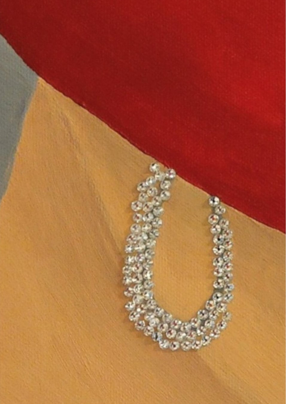 Lady in Red! von Esther Janssen: Hochformatiges Acrylgemälde einer Frau mit rotem Hut und schwarzem Kleid. Strass-Steine am Kleid und Ohrring. Rote Lippen, seitliches Profil.