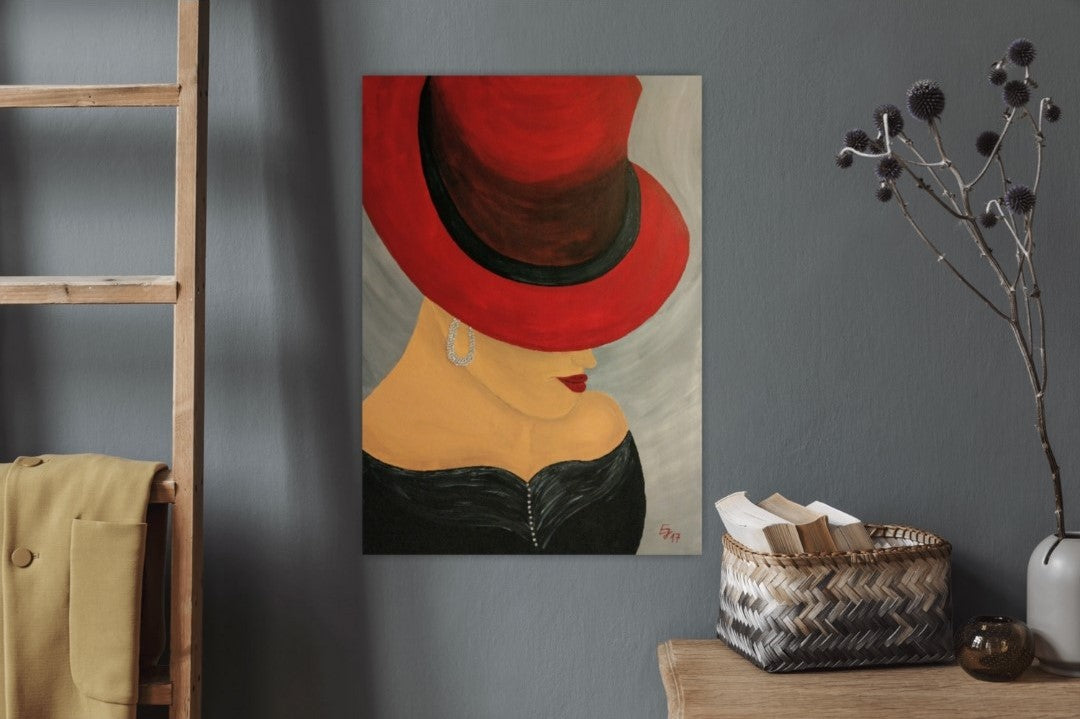 Lady in Red! von Esther Janssen: Hochformatiges Acrylgemälde einer Frau mit rotem Hut und schwarzem Kleid. Strass-Steine am Kleid und Ohrring. Rote Lippen, seitliches Profil.