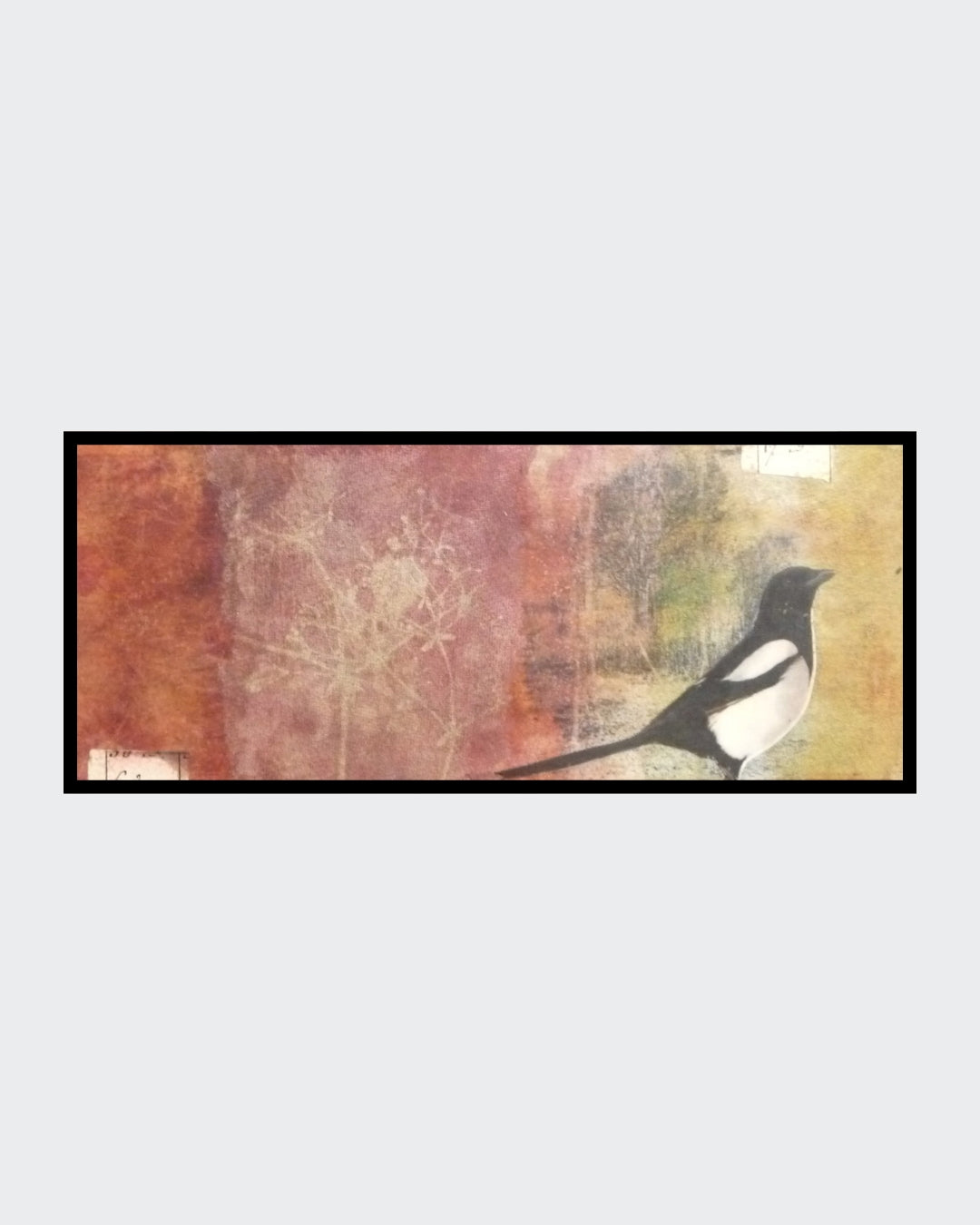 Collage „Elster“ von Monika Schiwy-Jessen, Querformat auf Box, handgefärbte Papiere und Stoffe, Naturmotiv, 10x24,5x2,5 cm.