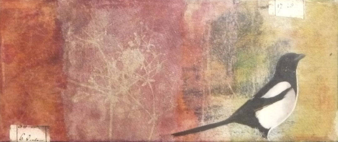 Collage „Elster“ von Monika Schiwy-Jessen, Querformat auf Box, handgefärbte Papiere und Stoffe, Naturmotiv, 10x24,5x2,5 cm.