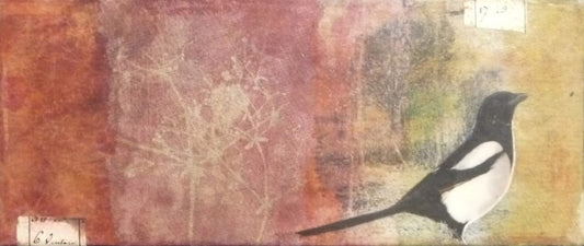 Collage „Elster“ von Monika Schiwy-Jessen, Querformat auf Box, handgefärbte Papiere und Stoffe, Naturmotiv, 10x24,5x2,5 cm.