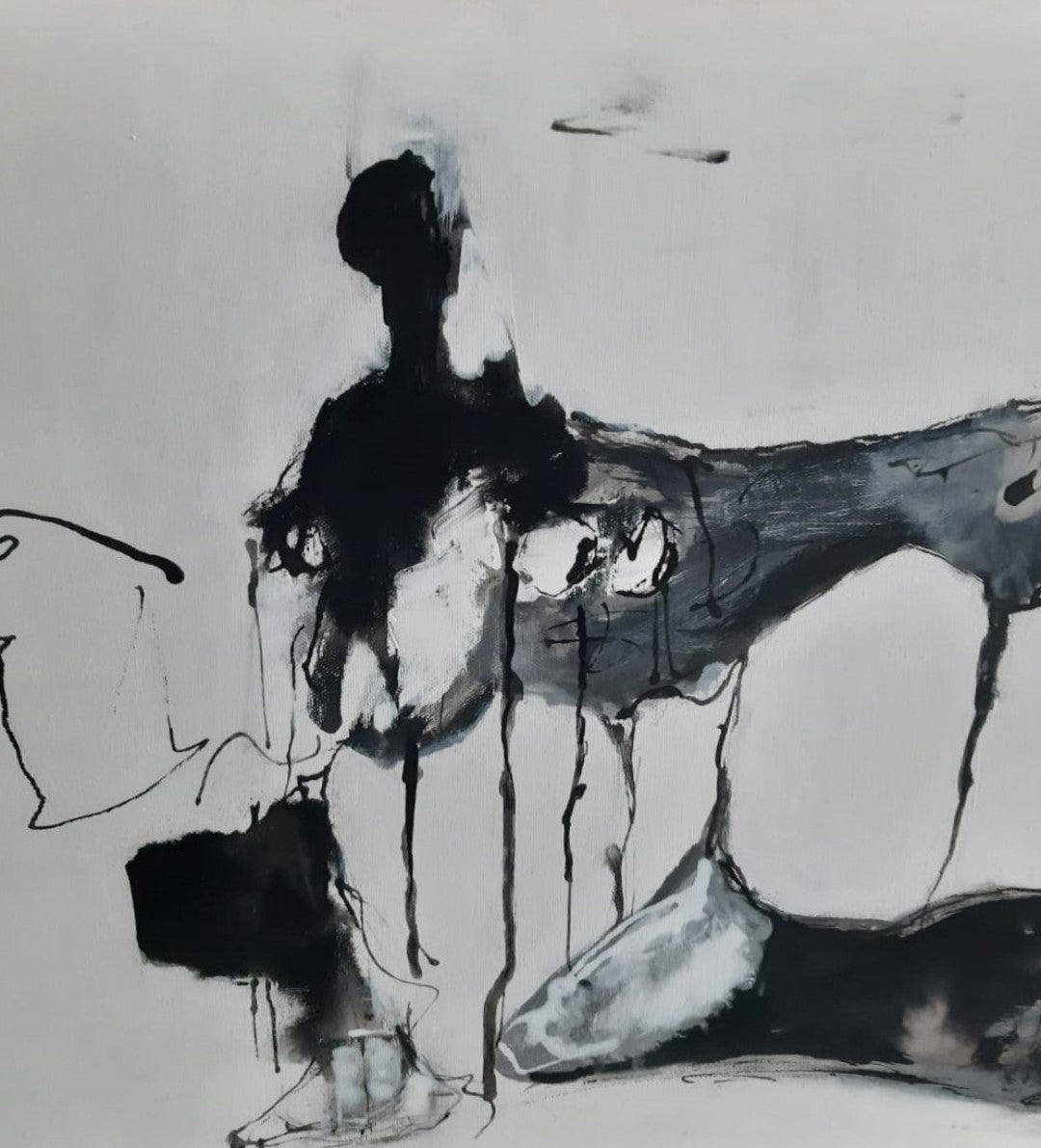 Abstraktes Gemälde "Schwarzflut" von Olga Kühn (50x100 cm). Intuitive Mischtechnik auf Leinwand in Schwarz-, Grau- und Weißtönen.