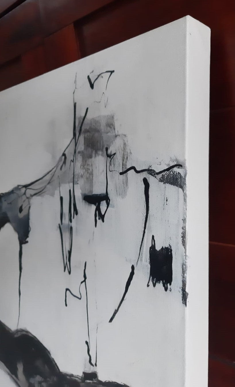 Abstraktes Gemälde "Schwarzflut" von Olga Kühn (50x100 cm). Intuitive Mischtechnik auf Leinwand in Schwarz-, Grau- und Weißtönen.