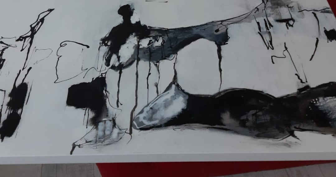 Abstraktes Gemälde "Schwarzflut" von Olga Kühn (50x100 cm). Intuitive Mischtechnik auf Leinwand in Schwarz-, Grau- und Weißtönen.