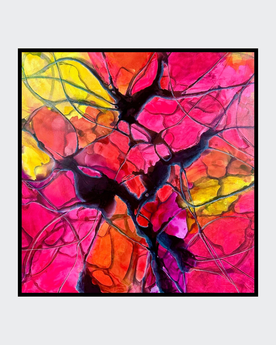 Abstraktes Gemälde „Vernetzt 3“ von Sabine Hoch-Himmighofen in leuchtendem Pink, warmem Gelb und Orange. Dicke schwarze Linien und Flecken, die an ein verzweigtes Nervensystem erinnern, durchziehen dynamisch die hellen Farbfelder. Das Bild wirkt energiegeladen und strahlt Bewegung aus.