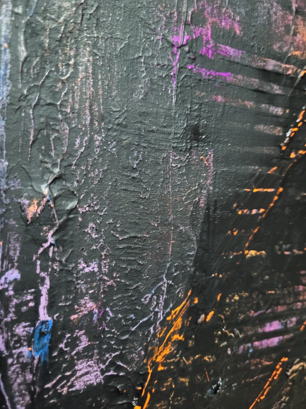 Großformatiges, horizontales Acrylgemälde "Underground" von Sandra Conrad, das von dicker, schwarzer und grauer Strukturpaste dominiert wird. Feine Linien und Spritzer in fluoriszierendem Orange, Blau, Lila und Pink setzen leuchtende Akzente.