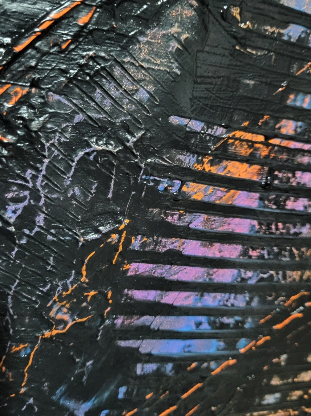 Großformatiges, horizontales Acrylgemälde "Underground" von Sandra Conrad, das von dicker, schwarzer und grauer Strukturpaste dominiert wird. Feine Linien und Spritzer in fluoriszierendem Orange, Blau, Lila und Pink setzen leuchtende Akzente.