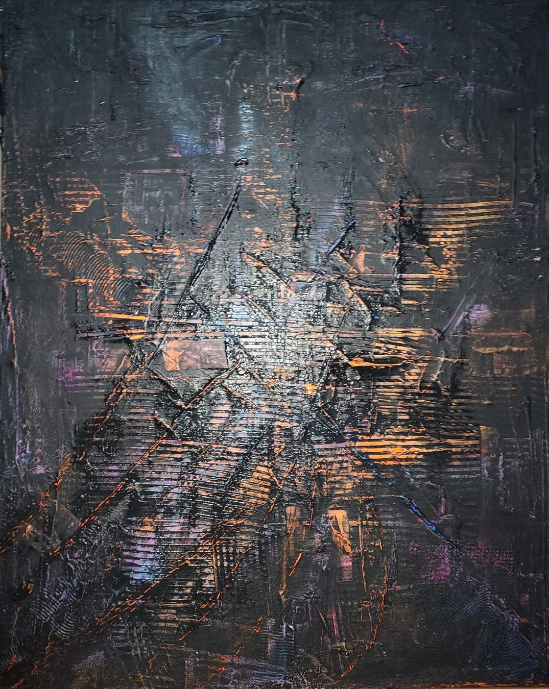 Großformatiges, horizontales Acrylgemälde "Underground" von Sandra Conrad, das von dicker, schwarzer und grauer Strukturpaste dominiert wird. Feine Linien und Spritzer in fluoriszierendem Orange, Blau, Lila und Pink setzen leuchtende Akzente.