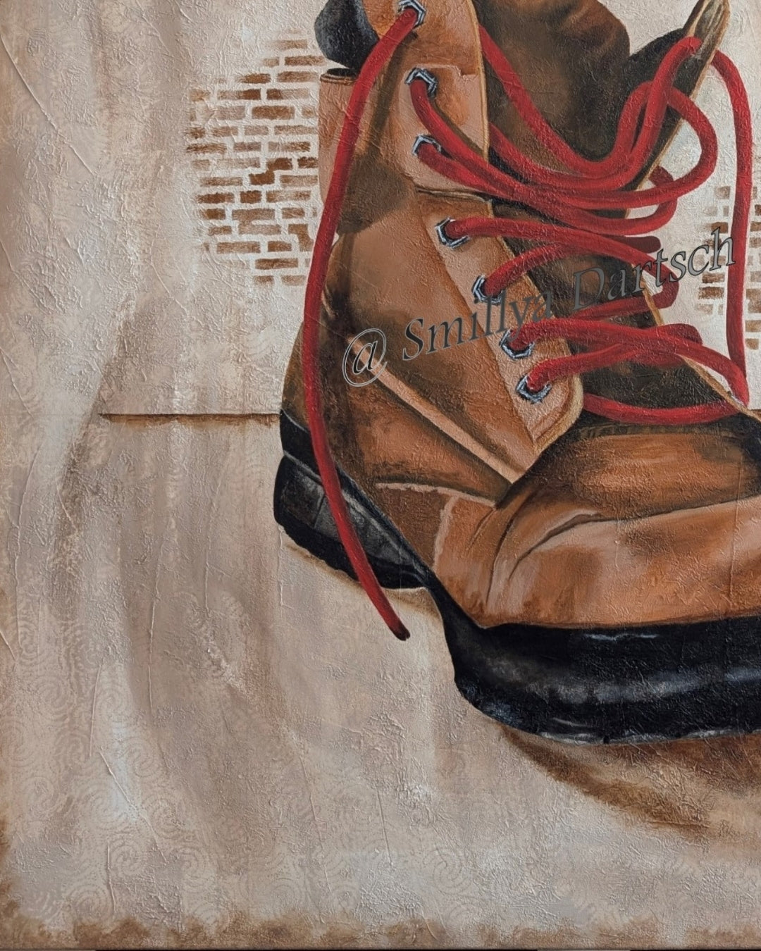 Acrylgemälde 'Discarded' von Smillya Dartsch. Ein einzelner, abgetragener Wanderschuh ist vor einem Hintergrund mit einem dezenten Muster aus stilisierten Ziegelsteinen dargestellt. Der Schuh ist in erdigen Brauntönen gehalten, mit roten Schnürsenkeln, die einen starken Kontrast bilden. Das Gemälde ist auf einem Keilrahmen mit den Maßen 130x100 cm gefertigt.