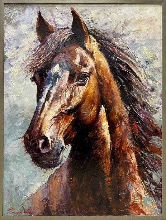 Ein detailreiches Ölgemälde von Vadim Lazarev (Das Pferd), das den Kopf eines braunen Pferdes mit wehender Mähne zeigt. Die dynamischen Pinselstriche und pastosen Farbschichten verleihen dem Bild Bewegung und Tiefe. Warme Erdtöne, kombiniert mit kühlen Lichtreflexen, betonen die Kraft und Anmut des Tieres. Der Hintergrund ist impressionistisch gehalten, wodurch das Pferd lebendig und ausdrucksstark wirkt.