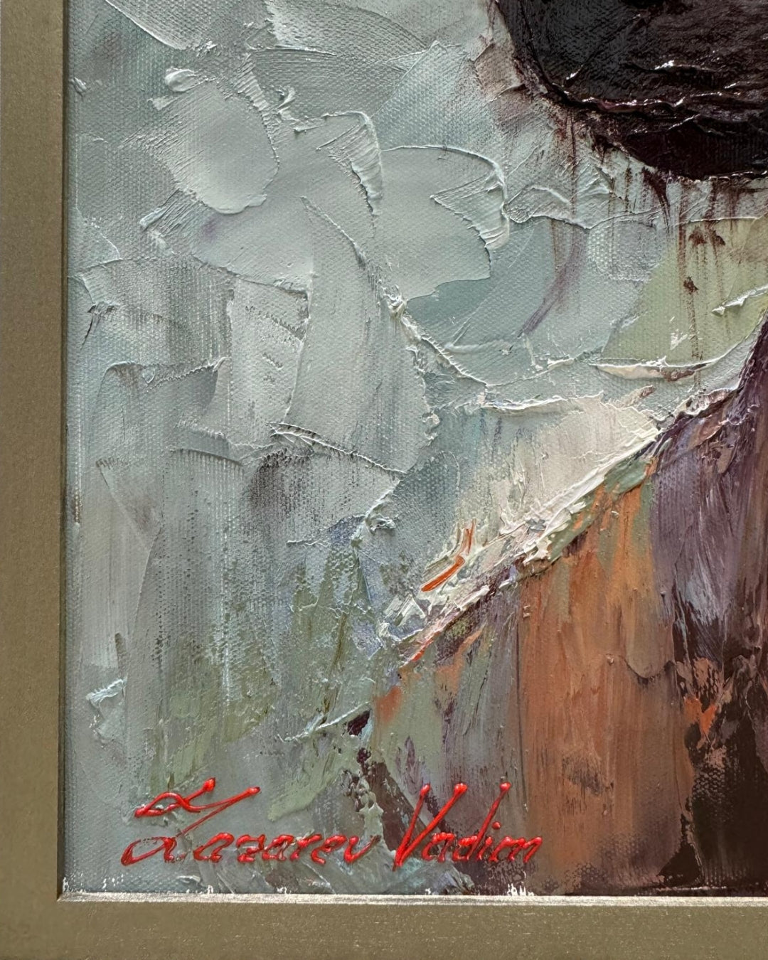 Detail, Signatur von: Ein detailreiches Ölgemälde von Vadim Lazarev (Das Pferd), das den Kopf eines braunen Pferdes mit wehender Mähne zeigt. Die dynamischen Pinselstriche und pastosen Farbschichten verleihen dem Bild Bewegung und Tiefe. Warme Erdtöne, kombiniert mit kühlen Lichtreflexen, betonen die Kraft und Anmut des Tieres. Der Hintergrund ist impressionistisch gehalten, wodurch das Pferd lebendig und ausdrucksstark wirkt.