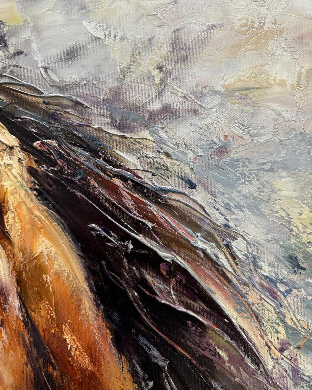 Detail von: Ein detailreiches Ölgemälde von Vadim Lazarev (Das Pferd), das den Kopf eines braunen Pferdes mit wehender Mähne zeigt. Die dynamischen Pinselstriche und pastosen Farbschichten verleihen dem Bild Bewegung und Tiefe. Warme Erdtöne, kombiniert mit kühlen Lichtreflexen, betonen die Kraft und Anmut des Tieres. Der Hintergrund ist impressionistisch gehalten, wodurch das Pferd lebendig und ausdrucksstark wirkt.