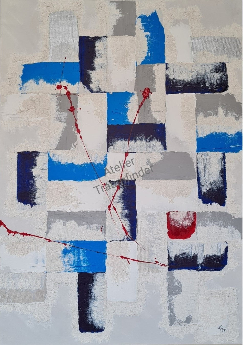 Hochformatiges abstraktes Gemälde mit weißen, grauen, blauen und schwarzen Rechtecken. Rote Farbspritzer und ein roter Farbklecks auf weißem Grund. Strukturierte Oberfläche. "RED!" vn Esther Janssen.