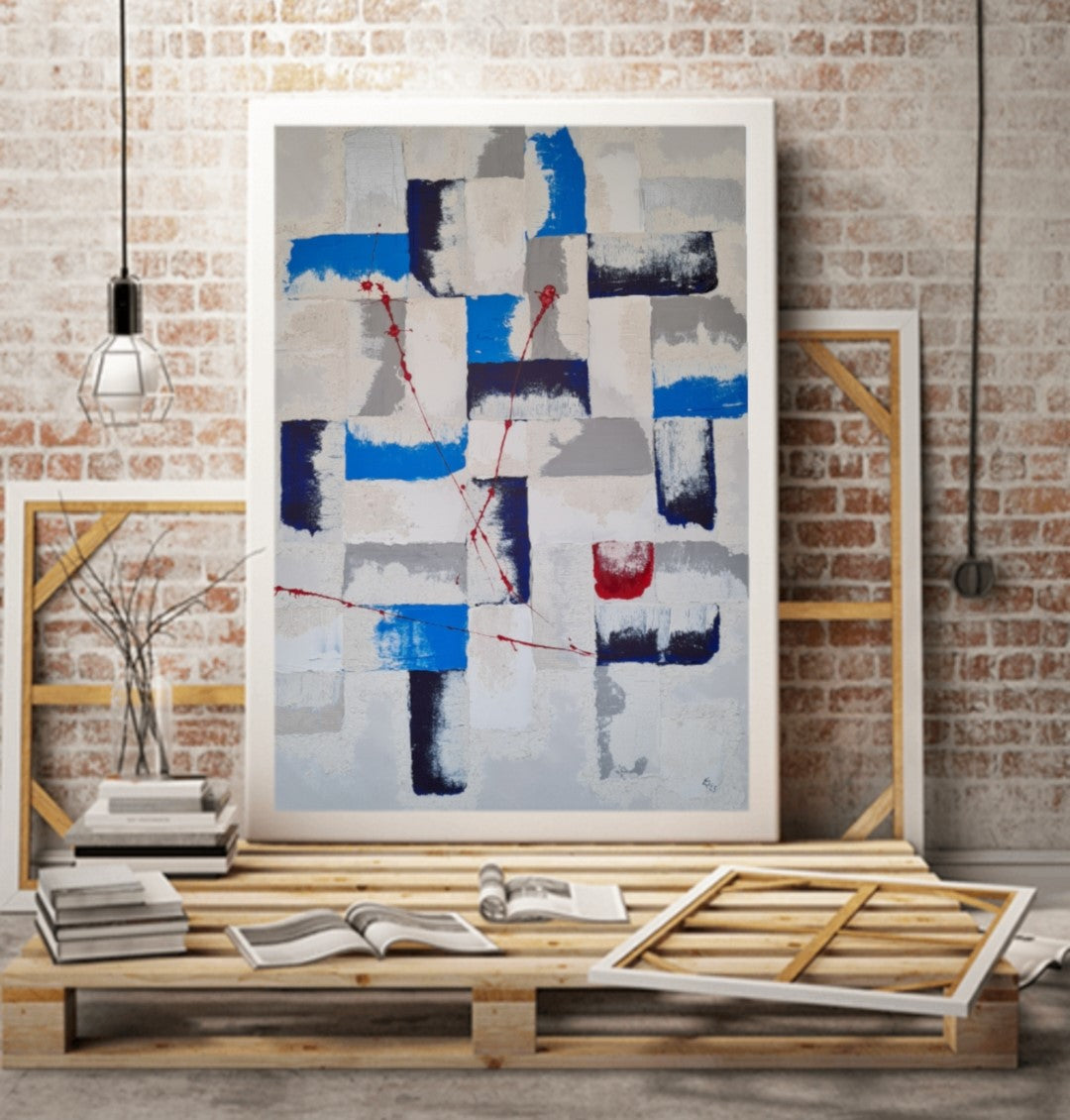 Hochformatiges abstraktes Gemälde mit weißen, grauen, blauen und schwarzen Rechtecken. Rote Farbspritzer und ein roter Farbklecks auf weißem Grund. Strukturierte Oberfläche. "RED!" vn Esther Janssen.