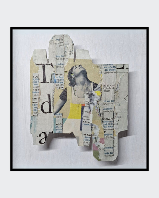 „Newspapercollage 1“ von Monika Schiwy-Jessen, Collage aus Zeitung auf Cremetuben-Verpackung, im Holzrahmen, 20x20x3 cm, zeitgenössische Papierkunst.