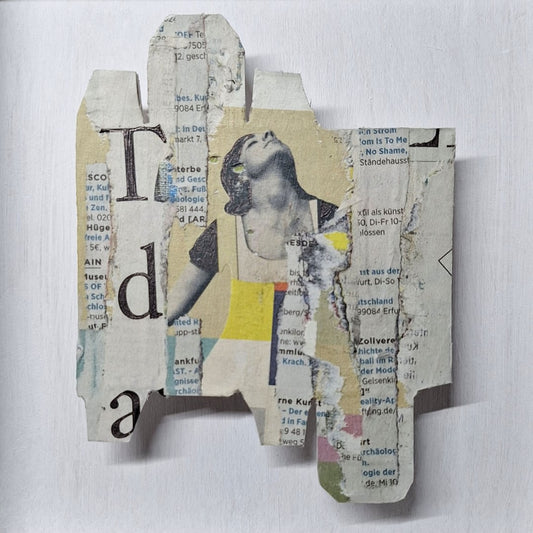 „Newspapercollage 1“ von Monika Schiwy-Jessen, Collage aus Zeitung auf Cremetuben-Verpackung, im Holzrahmen, 20x20x3 cm, zeitgenössische Papierkunst.