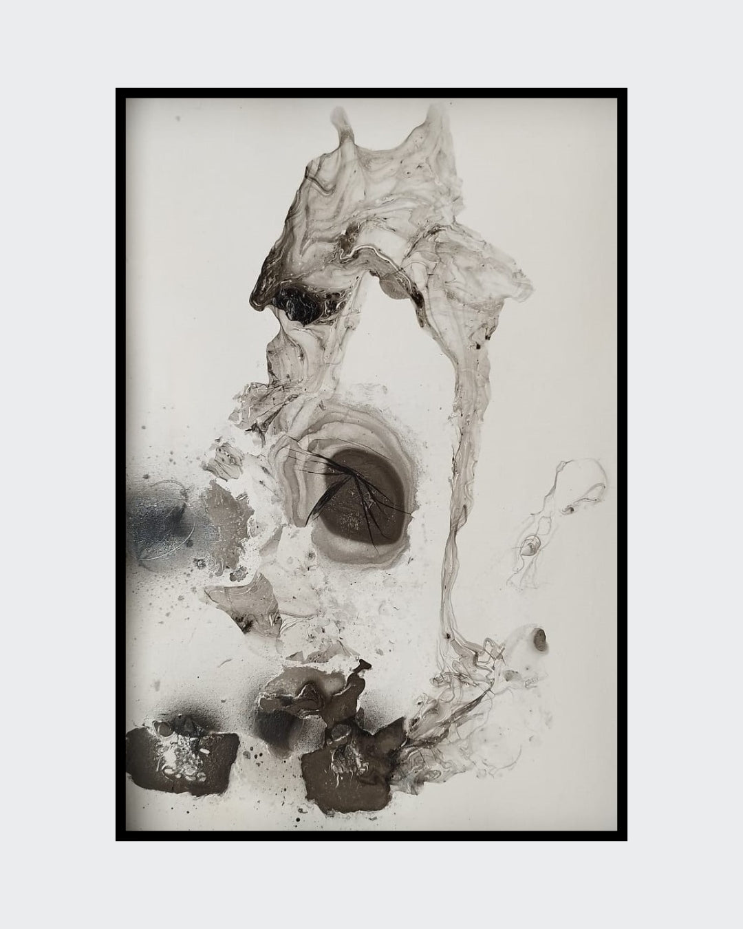 Monochromes abstraktes Kunstwerk "Schwarze Eleganz" von Olga Kühn (gerahmt 31x23 cm, Papierformat 29x20 cm). Minimalistische Darstellung in Schwarz und Weiß.