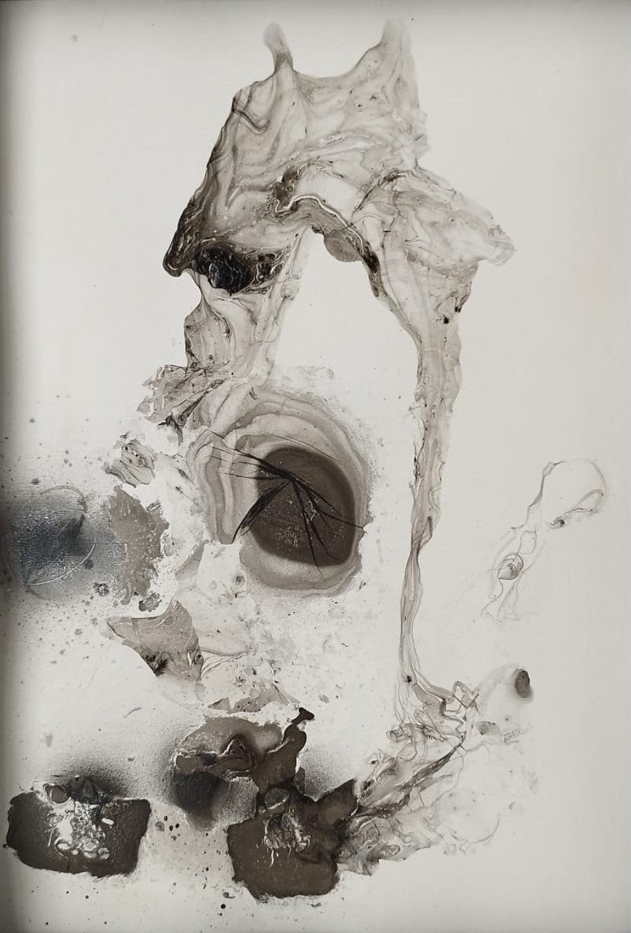 Monochromes abstraktes Kunstwerk "Schwarze Eleganz" von Olga Kühn (gerahmt 31x23 cm, Papierformat 29x20 cm). Minimalistische Darstellung in Schwarz und Weiß.