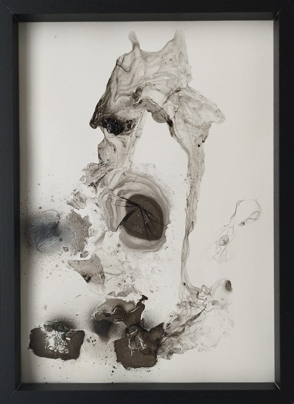 Monochromes abstraktes Kunstwerk "Schwarze Eleganz" von Olga Kühn (gerahmt 31x23 cm, Papierformat 29x20 cm). Minimalistische Darstellung in Schwarz und Weiß.