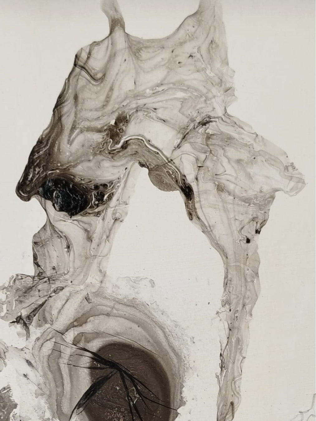 Monochromes abstraktes Kunstwerk "Schwarze Eleganz" von Olga Kühn (gerahmt 31x23 cm, Papierformat 29x20 cm). Minimalistische Darstellung in Schwarz und Weiß.