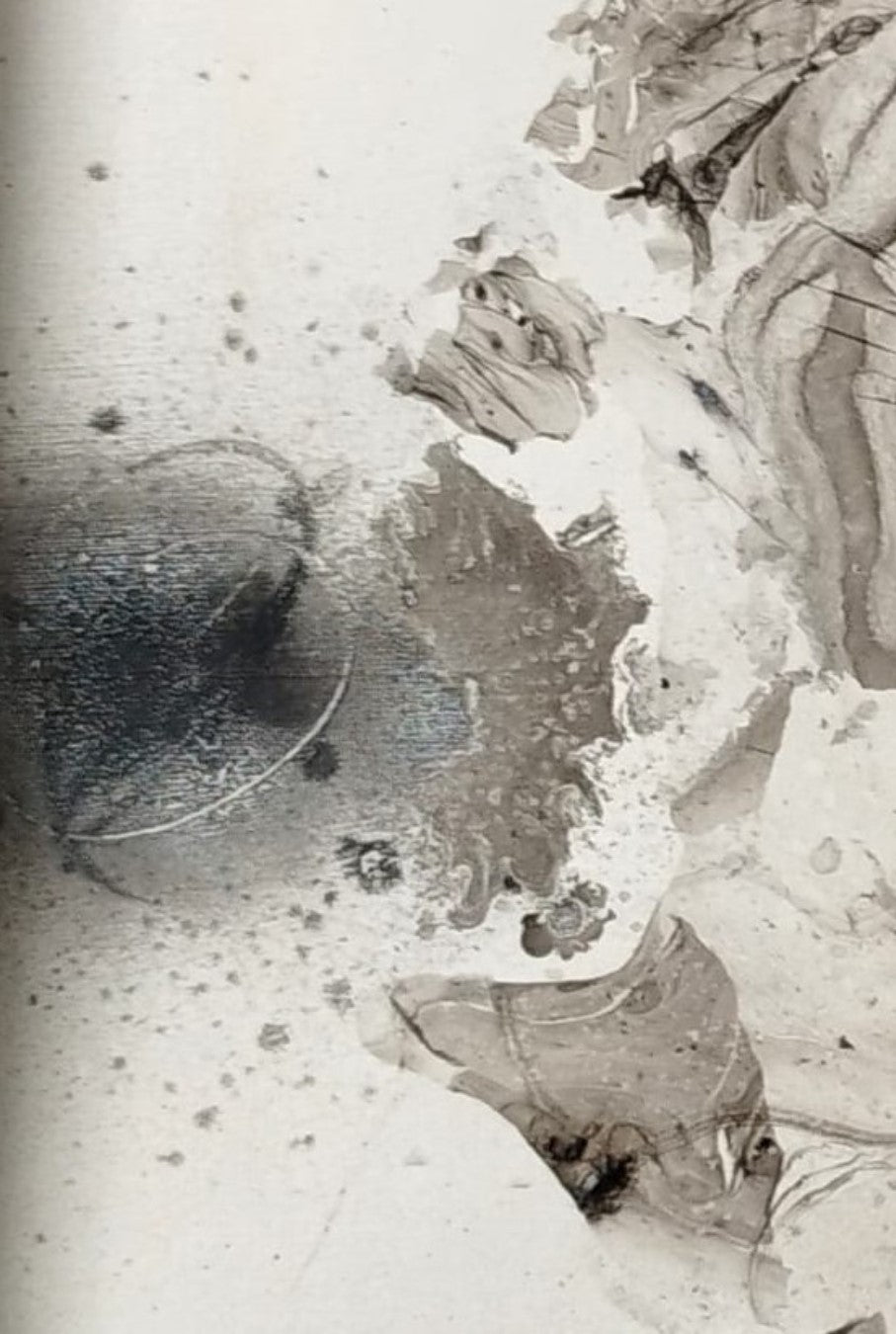 Monochromes abstraktes Kunstwerk "Schwarze Eleganz" von Olga Kühn (gerahmt 31x23 cm, Papierformat 29x20 cm). Minimalistische Darstellung in Schwarz und Weiß.