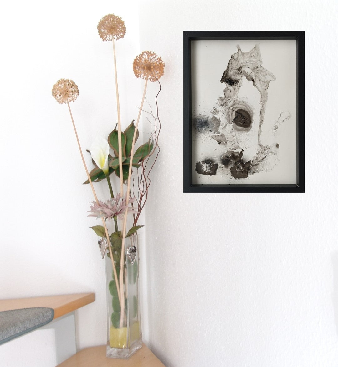 Monochromes abstraktes Kunstwerk "Schwarze Eleganz" von Olga Kühn (gerahmt 31x23 cm, Papierformat 29x20 cm). Minimalistische Darstellung in Schwarz und Weiß.