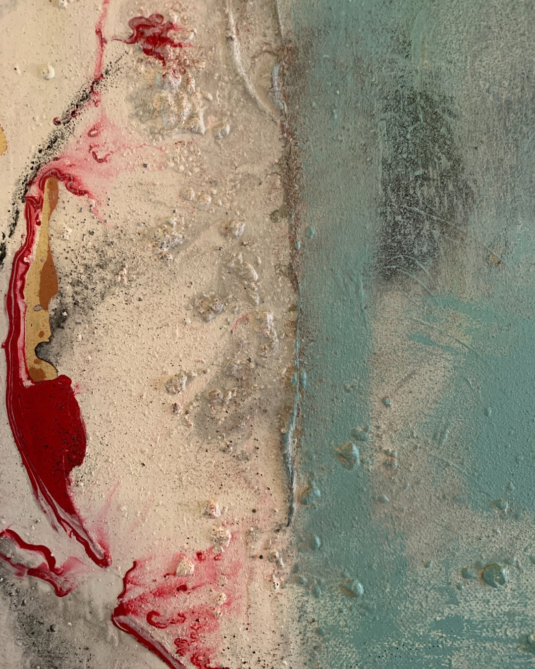 Abstraktes Gemälde „Abstractart 1“ von Susanne Schwartinsky-Probst, Acryl auf Leinwand, 90 x 60 cm, Kreiskomposition in Beige, Türkis, Grau und Rot.