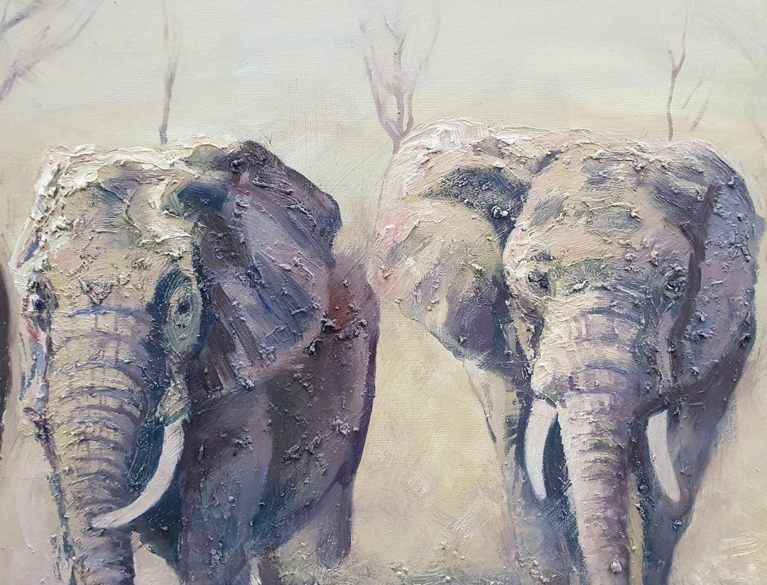 Ein beeindruckendes Ölgemälde von Vadim Lazarev (Elefanten), das eine Gruppe von Elefanten in warmen Braun-, Ocker- und Grautönen zeigt. Die expressive Maltechnik mit starken Pinselstrichen und pastosem Farbauftrag verleiht der Szene eine lebendige, fast greifbare Tiefe. Der Hintergrund bleibt abstrakt und atmosphärisch, wodurch der Fokus auf die monumentale Erscheinung der Tiere gelenkt wird. Eine eindrucksvolle Darstellung von Kraft und Ruhe.