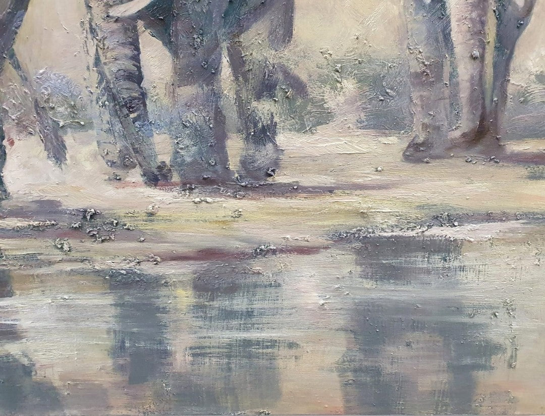 Ein beeindruckendes Ölgemälde von Vadim Lazarev (Elefanten), das eine Gruppe von Elefanten in warmen Braun-, Ocker- und Grautönen zeigt. Die expressive Maltechnik mit starken Pinselstrichen und pastosem Farbauftrag verleiht der Szene eine lebendige, fast greifbare Tiefe. Der Hintergrund bleibt abstrakt und atmosphärisch, wodurch der Fokus auf die monumentale Erscheinung der Tiere gelenkt wird. Eine eindrucksvolle Darstellung von Kraft und Ruhe.