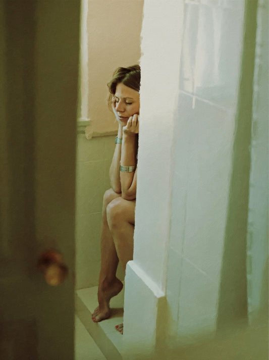 Das Kunstwerk "Im Fluss des Alltäglichen" des Künstlers nostrokesbitte ist ein fotorealistisches, digitales Gemälde. Das Hochformat zeigt eine Frau, die, mit nach unten gesenktem Kopf, auf einem Duschrand sitzt. Ihre Augen sind geschlossen, die Arme verschränkt und die Hände stützen das Gesicht. Die Farbtöne sind warm und gedämpft. Das Bild, das einen intimen Moment der Ruhe darstellt, wurde auf Leinwand gedruckt und ist in limitierter Auflage in der Online-Galerie FEMARTSPACE erhältlich.