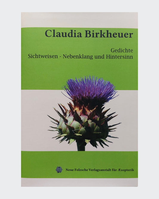 Ein Buchcover mit dem Titel „Claudia Birkheuer Gedichte: Sichtweisen - Nebenklang und Hintersinn.“ Das Cover ist in drei horizontale Abschnitte unterteilt: oben grün, eine hellgraue oder cremefarbene Mitte und ein grüner unterer Bereich. In der Mitte befindet sich eine Fotografie einer lila Distelblüte mit einem stacheligen, grünen Kelch.