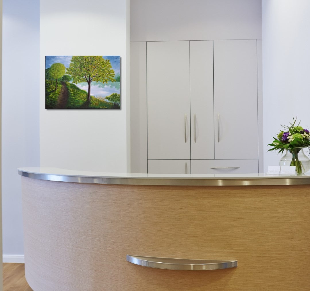 Gemälde "Am See" von Lisa Tahar. Öl auf Leinwand, 50x70 cm. Zeigt eine Seenlandschaft mit Bäumen, einem Pfad und dem spiegelnden Wasser des Sees.