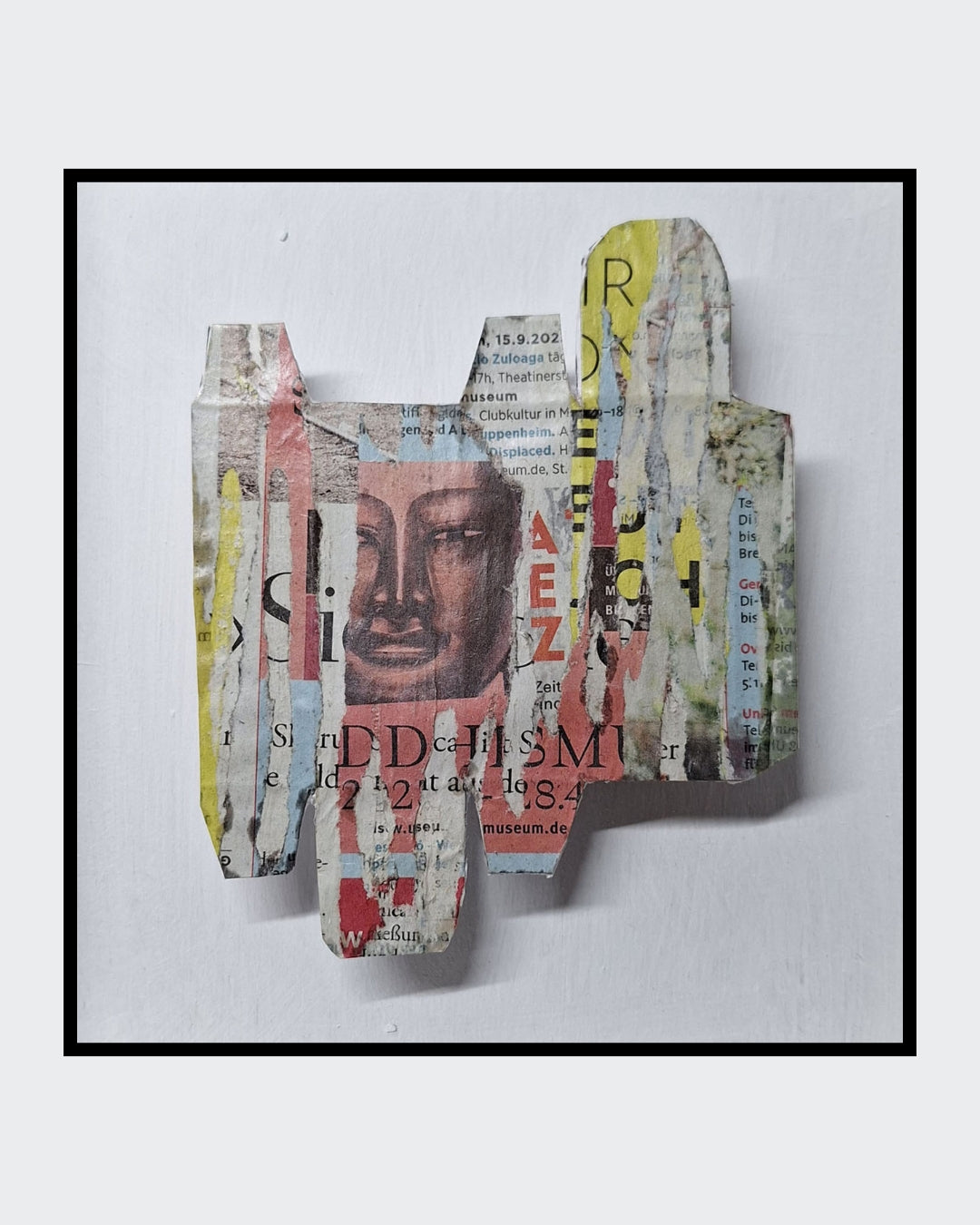 „Newspapercollage 2“ von Monika Schiwy-Jessen, vielschichtige Collage aus bedrucktem Zeitungspapier auf Verpackungsmaterial, 20x20x3 cm im Holzrahmen.